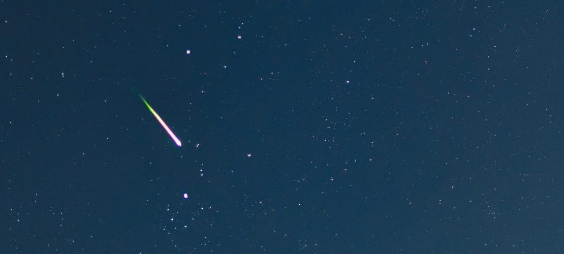 Sternschnuppe am Nachthimmel (Foto: dpa)