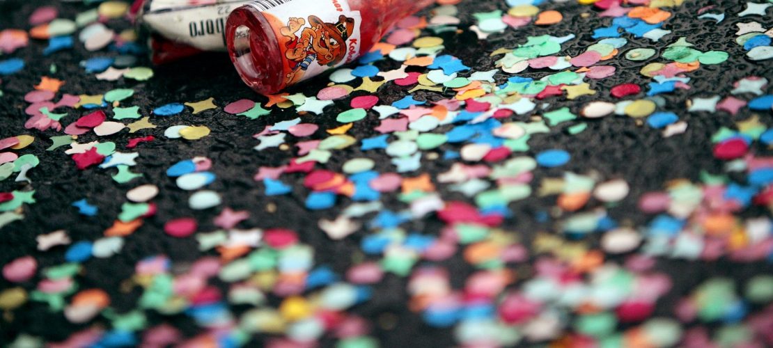 Konfetti auf dem Boden nach einer Karnevalsfeier (Foto: dpa)