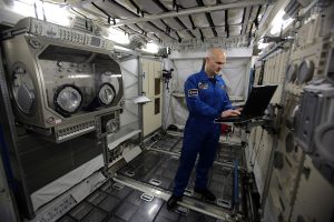 Der deutsche Astronaut Alexander Gerst arbeitet bei der ESA (European Space Agency) im Trainingsmodul vom Weltraumlabor Columbus.