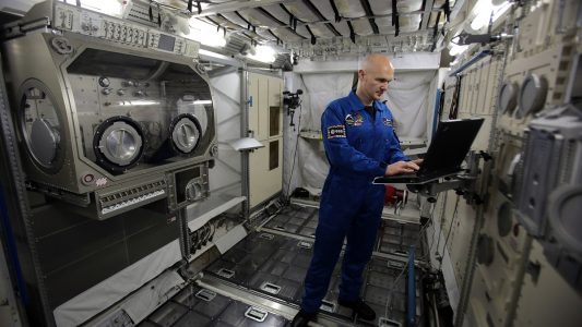 Der deutsche Astronaut Alexander Gerst arbeitet bei der ESA (European Space Agency) im Trainingsmodul vom Weltraumlabor Columbus.