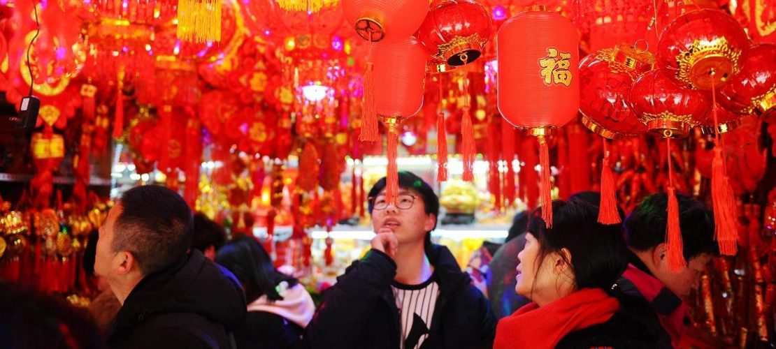 12.02.2018, China, Dongyang: Konsumenten betrachten Dekorationen im Vorfeld des chinesischen Neujahrsfestes. (Foto: dpa)