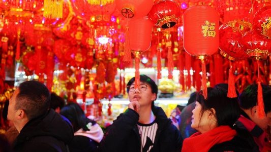 12.02.2018, China, Dongyang: Konsumenten betrachten Dekorationen im Vorfeld des chinesischen Neujahrsfestes. (Foto: dpa)