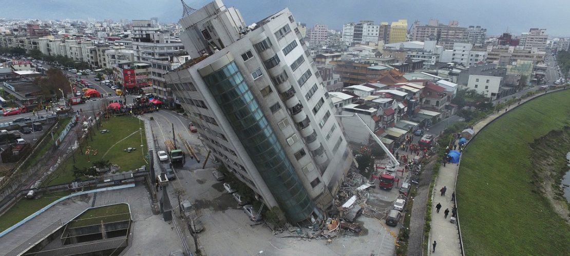 Das nach einem Erdbeben schwer beschädigte Yuntsui Building steht schief. (Foto: dpa)