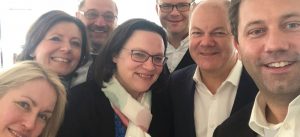 Politikern von der SPD zeigen ihre Freude mit einem Selfie: Sie sind fertig mit langen Verhandlungen. (Foto: dpa)