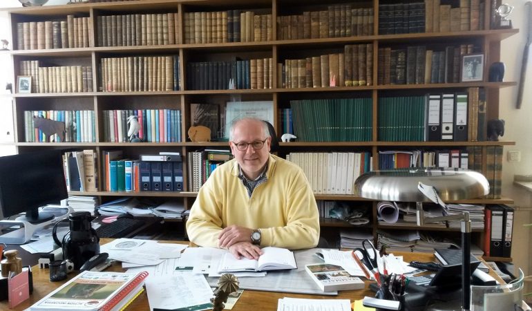 Prof. Theo Pagel, Vorstandsvorsitzender des Kölner Zoos, sitzt in seinem Büro. (Foto: dpa)