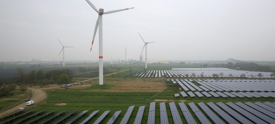 Eine Solaranlage und Windräder sind am 25.04.2015 in Büttel, Schleswig-Holstein, zu sehen.