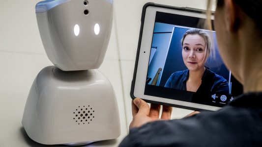 Die norwegische Entwicklerin Karen Dolva zeigt am 07.03.2018 ihren Roboter AV1 in Berlin. (Foto: dpa)