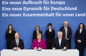 Bundeskanzlerin Angela Merkel (CDU), der CSU-Vorsitzende Horst Seehofer (r) und der kommissarische SPD-Vorsitzende Olaf Scholz unterzeichnen im Paul-Löbe-Haus den Koalitionsvertrag. (Foto: dpa)