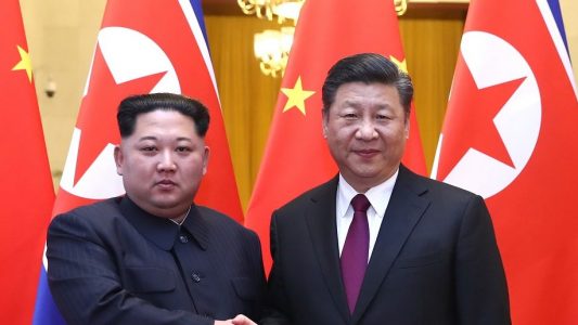 Links im Bild ist Kim Jong Un zu sehen, daneben steht Xi Jinping. Foto: Ju Peng/XinHua/dpa