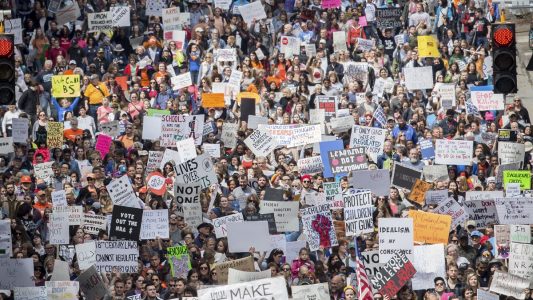 In vielen Städten in den USA sind am Wochenende Menschen auf die Straße gegangen, um gegen Waffengewalt zu demonstrieren. Foto: Steve Schaefer/Atlanta Journal-Constitution/AP/dpa