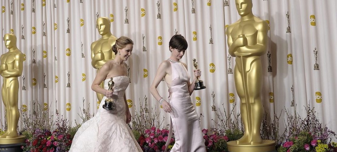 Die US-Schauspielerinnen Jennifer Lawrence (links) und Anne Hathaway (rechts) halten ihre Oscars als Beste Schauspielerin beziehungsweise Beste Nebendarstellerin bei den 85. Academy Awards im Dolby Theater in Hollywood, Kalifornien, USA, am 24. Februar 2013. (Foto: EPA/PAUL BUCK)