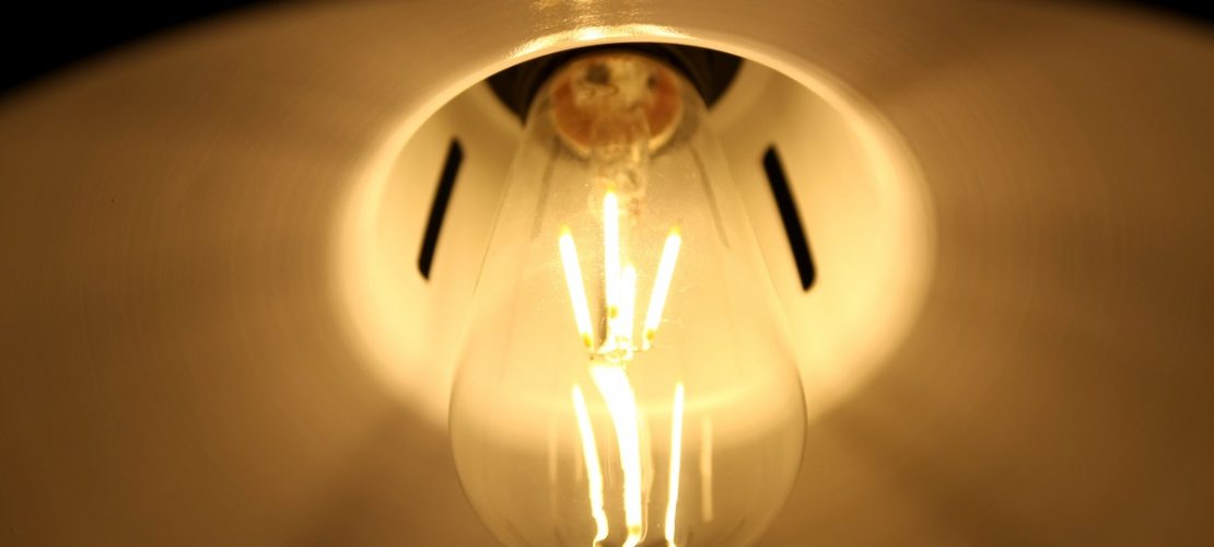 Verwirrend: Manche LED-Leuchten sehen aus wie früher die Glühbirnen, aber sie brauchen weniger Strom und werden auch nicht so heiß. (Foto: dpa)