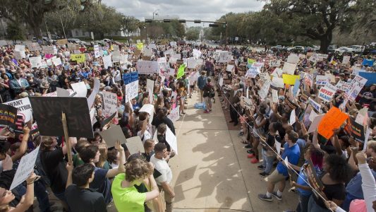 Eine Woche nach dem Massaker an einer der Stoneman Douglas High School in Florida mit 17 Toten haben tausende Schüler in dem südlichen Bundesstaat für eine Verschärfung des US-Waffenrechts demonstriert. (Foto: dpa)