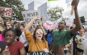 Schüler haben sich vor dem Florida State Capitol zu einer Demonstration versammelt. (Foto: dpa)