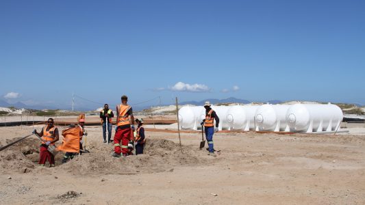 Bauarbeiter arbeiten an der Baustelle einer Meerwasser-Entsalzungsanlage in Strandfontein, einem Vorort von Kapstadt. Die Anlage soll zusätzliches Wasser bescheren. (Foto: Kristin Palitza/dpa)
