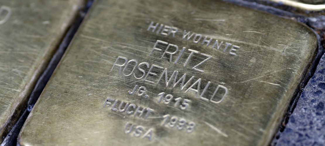 Das ist der Stolperstein von Fritz Rosenwald. Für die kleine Gedenktafel haben Kölner Schüler die Patenschaft übernommen. (Foto: Thomas Banneyer)