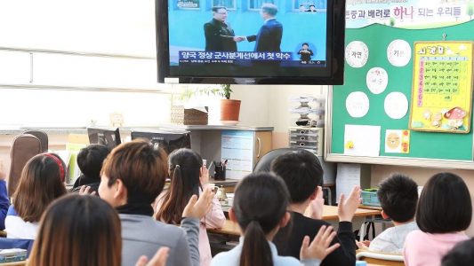 Die Annäherung an Nordkorea ist für alle Südkoreaner derzeit ein wichtiges Thema - auch für die Schulkinder auf diesem Bild. (Foto: dpa)