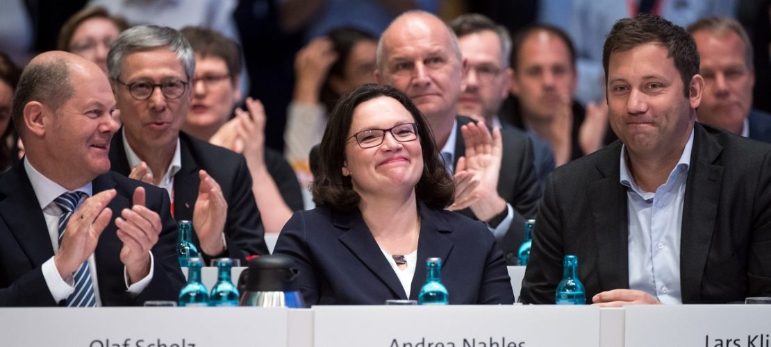 Andrea Nahles (Mitte), Vorsitzende der SPD-Bundestagsfraktion, sitzt beim Außerordentlichen Bundesparteitag der Sozialdemokratischen Partei Deutschlands (SPD) neben Olaf Scholz (links SPD), Bundesfinanzminister, und Lars Klingbeil, SPD-Generalsekretär, als das Wahlergebnis verkündet wird. (Foto: dpa)