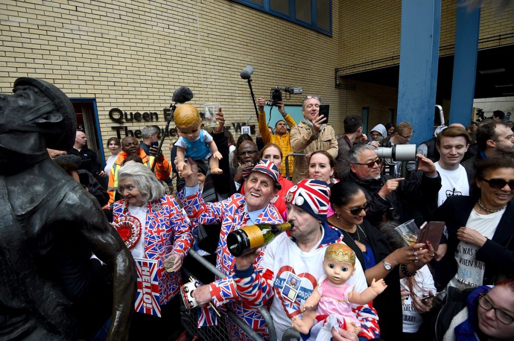 23.04.2018, Großbritannien, London: Fans der britischen königlichen Familie feiern vor der Tür des St. Mary's Hospitals im Londoner Stadtteil Paddington die Geburt von Herzogin Kates und Prinz Williams drittem Kind. (Foto: dpa)