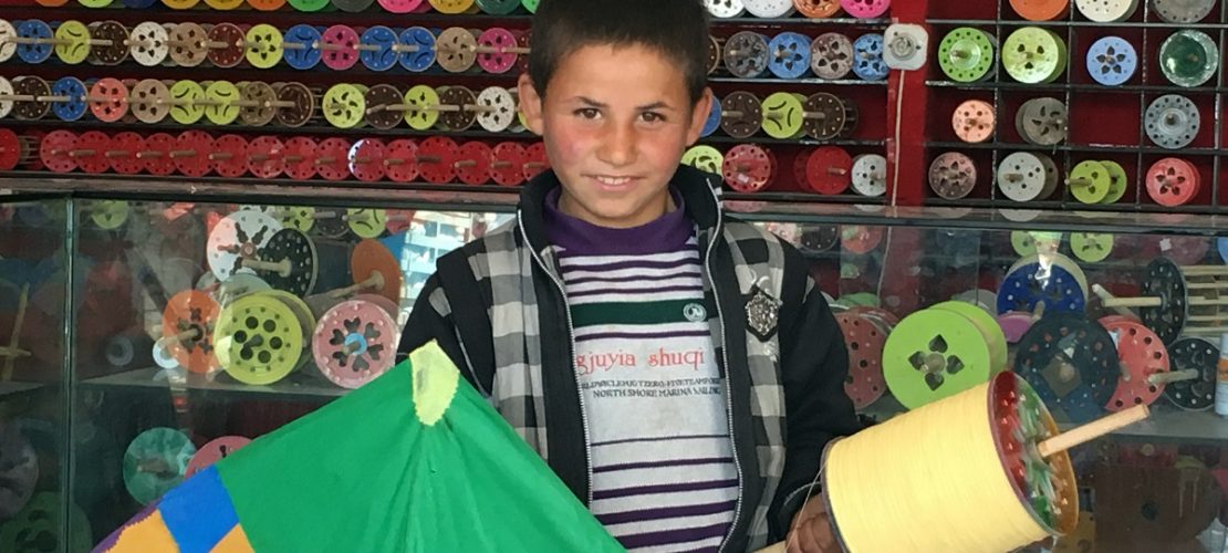 28.03.2018, Afghanistan, Kabul: Der zehnjährige Salim steht in einem Laden für Papierdrachen in der afghanischen Hauptstadt Kabul.