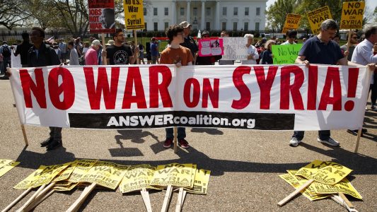 14.04.2018, USA, Washington: Demonstranten protestieren vor dem Weißen Haus mit Transparenten, um sich gegen einen Krieg in Syrien auszusprechen. (Foto: dpa)