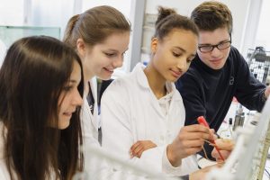 Beim Girls' Day können Mädchen technische und naturwissenschaftliche Berufe ausprobieren. Unternehmen wie die Bayer Pharma AG fördern dies. (Foto: Bayer Pharma AG)