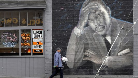 Wandgemälde mit dem Konterfei von Martin Luther King Jr. entlang. Das Gemälde stammt von dem Künstler James Crespinel und ist aus den 1990er Jahren. (Foto: Elaine Thompson/AP/dpa)