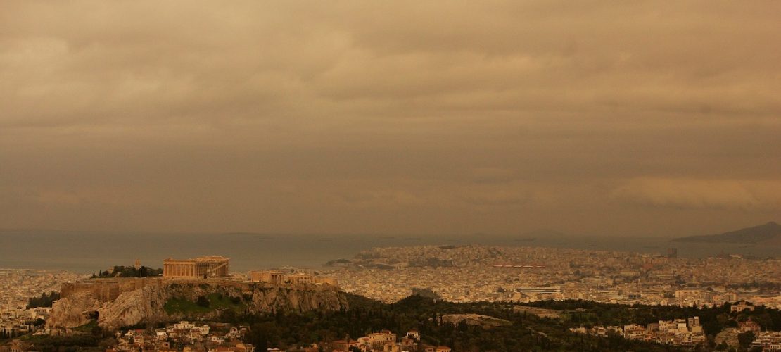 2010 sah Athen so rot aus. Saharasand hatte die ganze Stadt eingefärbt. (Foto: dpa)
