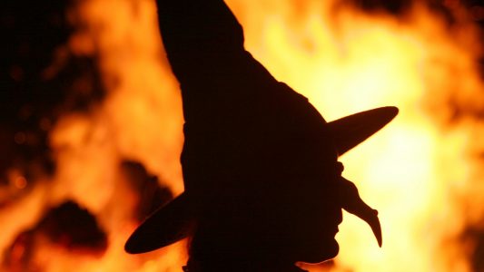 Die Silhouette einer «Hexe» vor einem Feuer, aufgenommen während der Walpurgisnacht. (Foto: dpa)
