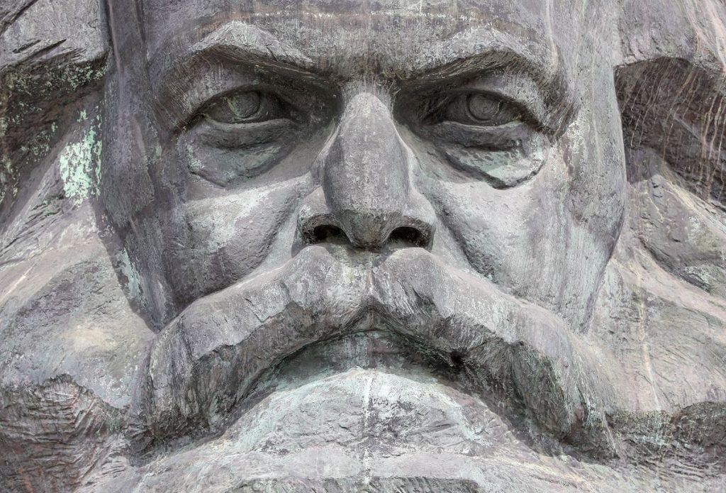 Das Marx-Monument ist mit 7,10 Meter Höhe und etwa 40 Tonnen Gewicht die zweitgrößte Porträtbüste der Welt. Sie steht in Chemnitz. Die Stadt hieß 37 Jahre lang Karl-Marx-Stadt. (Foto: dpa)