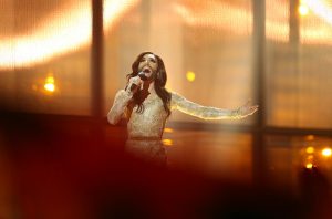 Conchita Wurst präsentiert ihr Gewinner-Lied "Rise Like A Phoenix". (Foto: dpa)