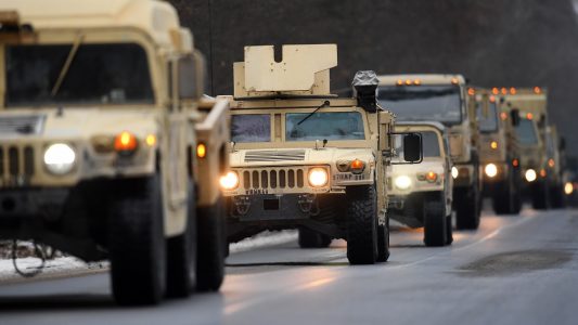 ARCHIV - 11.01.2017. Brandenburg, Brück: US-Militärfahrzeuge fahren auf der Straße eines Truppenübungsplatzes. (Foto: dpa)