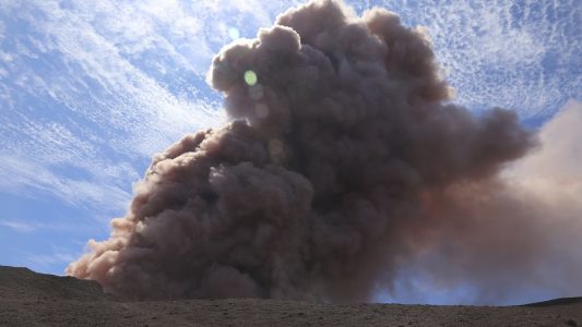 Die vom U.S. Geological Survey zur Verfügung gestellte Aufnahme zeigt Rauch, der aus dem Puu Oo Schlot auf dem Vulkan Kilauea auf Big Island aufsteigt nach einem Erdbeben der Stärke 5. Der Vulkan Kileauea ist einer der aktivsten Vulkane der Welt! (Foto: U.S. Geolgogical Survey Via Ap/U.S. Geolgogical Survey via AP/dpa)