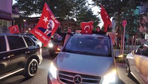 Anhänger des türkischen Präsidenten Erdogan fahren mit Türkeifahnen nach den ersten Hochrechnungen zur türkischen Parlaments- und Präsidentenwahl durch den Hamburger Stadtteil Wilhelmsburg. (Foto: dpa)