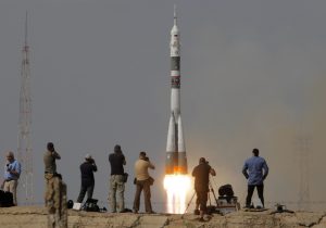 Los geht's! Mit drei Astronauten an Bord hebt die Rakete ab. (Foto: Dmitri Lovetsky/AP/dpa)