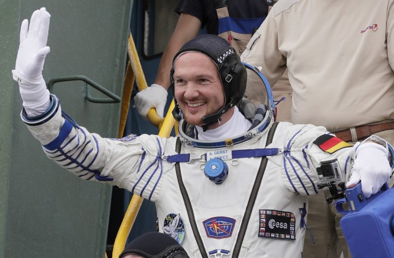 Der Astronaut Alexander Gerst winkt zum Abschied. (Foto: Dmitri Lovetsky/AP)