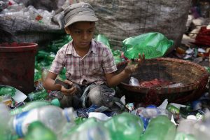 Bangladesch, Dhaka: Nur Amin (11) sortiert Plastikflaschen in einer Recylingfabrik. Das Sortieren von Plastik ist ein wachsendes Geschäft - gerade auch in wirtschaftlich abgehängten Ländern, in denen Kinder arbeiten müssen. (Foto: dpa)