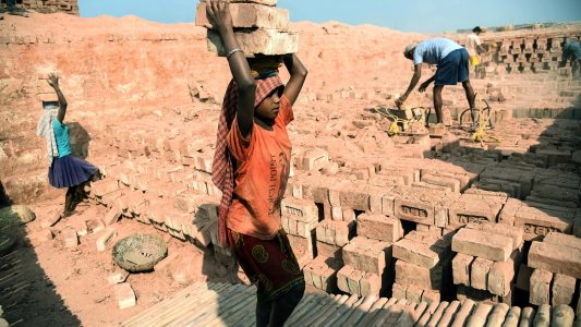 Indien, Kalkutta: Kinder arbeiten in einer Ziegelsteinfabrik. In der Fabrik arbeiten tausende ungelernte Arbeiter und Kinder aus ganz Indien und Bangladesch, um sich ihren Lebensunterhalt zu verdienen. (Foto: dpa)