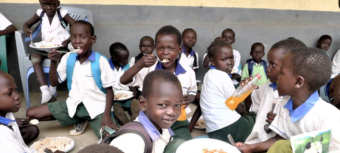 Für die Kinder in der Friedensschule in Juba gibt es fast jeden Tag Bohnen mit Reis. (Foto: Peter Pauls)