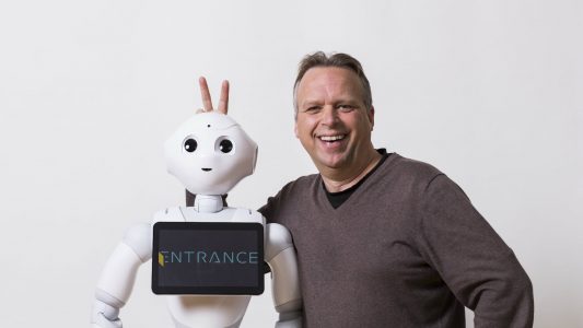 Zukunftsforscher Jörg Heynkes und sein Roboter Pepper. (Foto: Jörg Heynkes)
