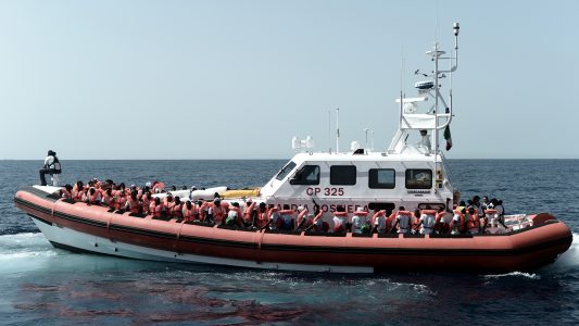 Die Aquarius wird von Ärzte ohne Grenzen und SOS Mediterranee betrieben. (Foto: Kenny Karpov/SOS) Mediterranee/dpa