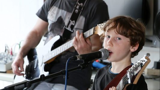 Julian singt in der jüngsten Kinderband Deutschlands: 