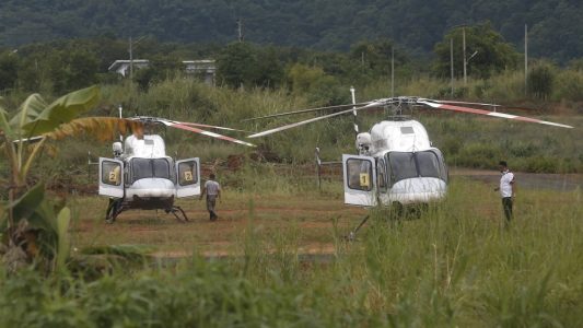 In der Nähe der Höhle stehen Hubschrauber, um die geretteten Kinder ins Krankenhaus zu bringen. (Foto: AP/dpa)