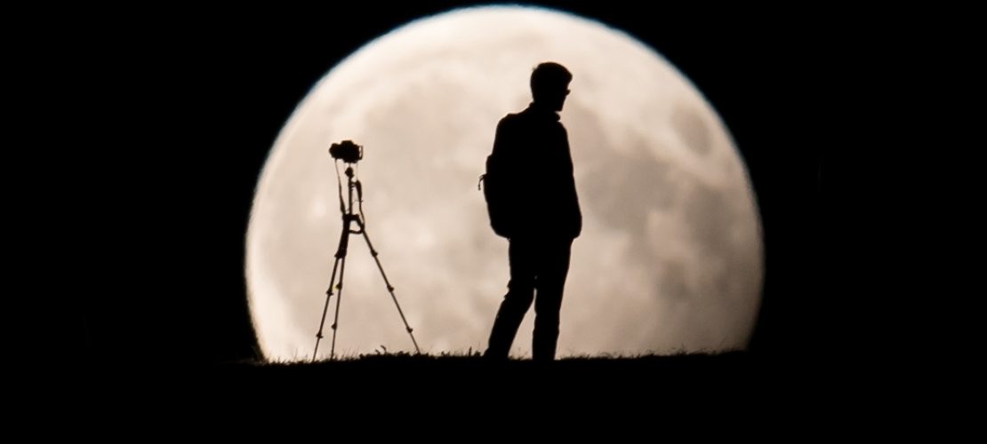 Wenn du die Mondfinsternis fotografieren möchtest, musst du am besten ein Stativ mitnehmen. Foto: dpa