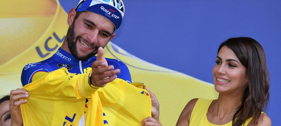 Die 1. Etappe hat am Samstag Fernando Gaviria aus Kolumbien gewonnen, deswegen durfte er sich nach seinem Sieg das Gelbe Trikot des Gesamtführenden überziehen. (Foto: dpa)