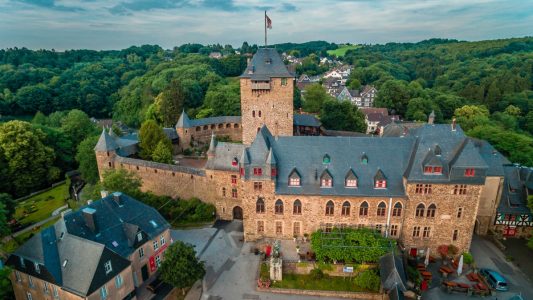 Lustiger Name für ein Schloss: Schloss Burg (Foto: Bartels-Meyer Agentur Himmelsblick)