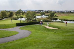 Golf für Kinder - Lion spielt gerne in Widdersdorf. (Foto: Jenny Wagner)