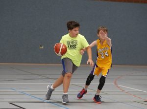 Wer gerne mit anderen Kindern Sport macht, ist beim Ballsport vielleicht richtig. (Foto: Thomas Banneyer)