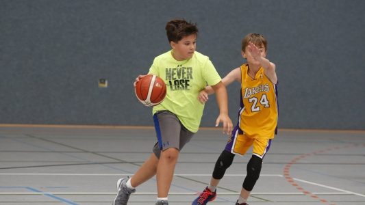 Wer gerne mit anderen Kindern Sport macht, ist beim Ballsport vielleicht richtig. (Foto: Thomas Banneyer)