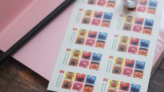 Postkarten und Briefmarken